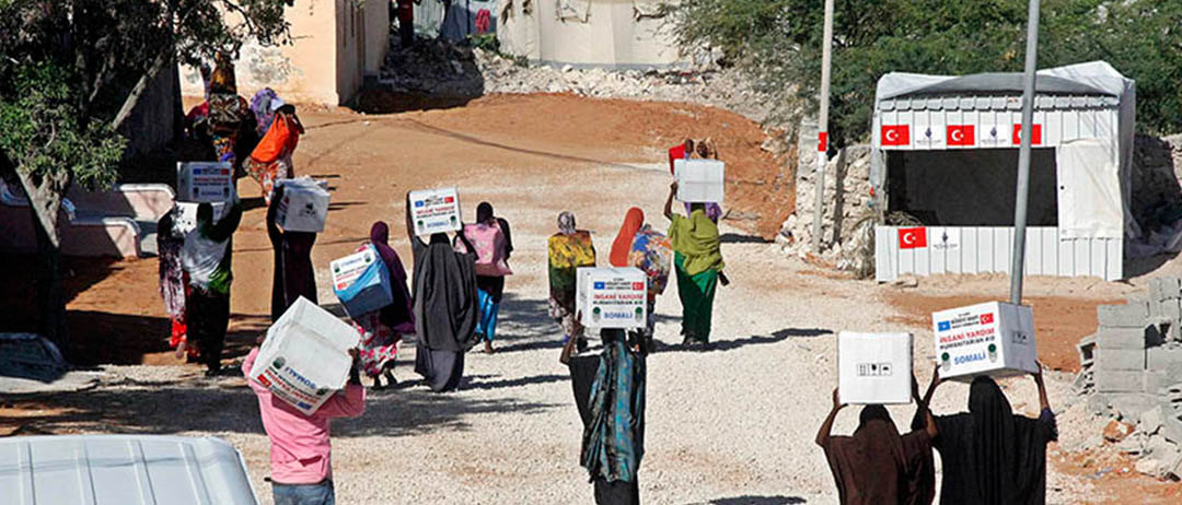 SOMALİLİ KARDEŞLERİNİN YARALARINI SARMAYA DEVAM EDİYOR