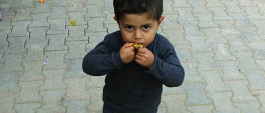 SURİYELİ YAVRULARIN AYAKLARI ÜŞÜMESİN!