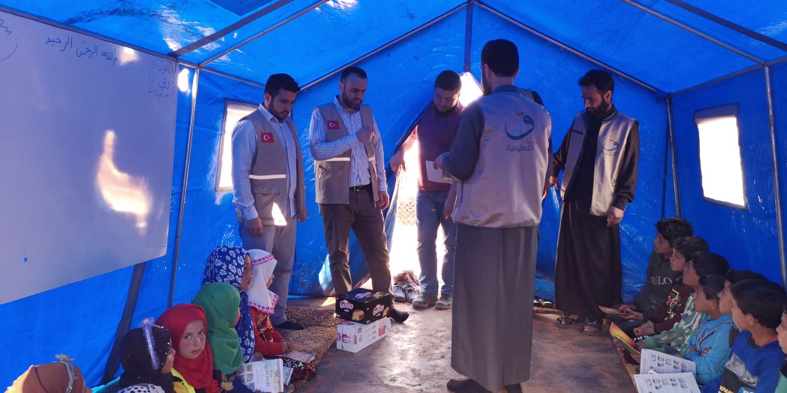 UZANACAK BİR EL BEKLİYORLAR