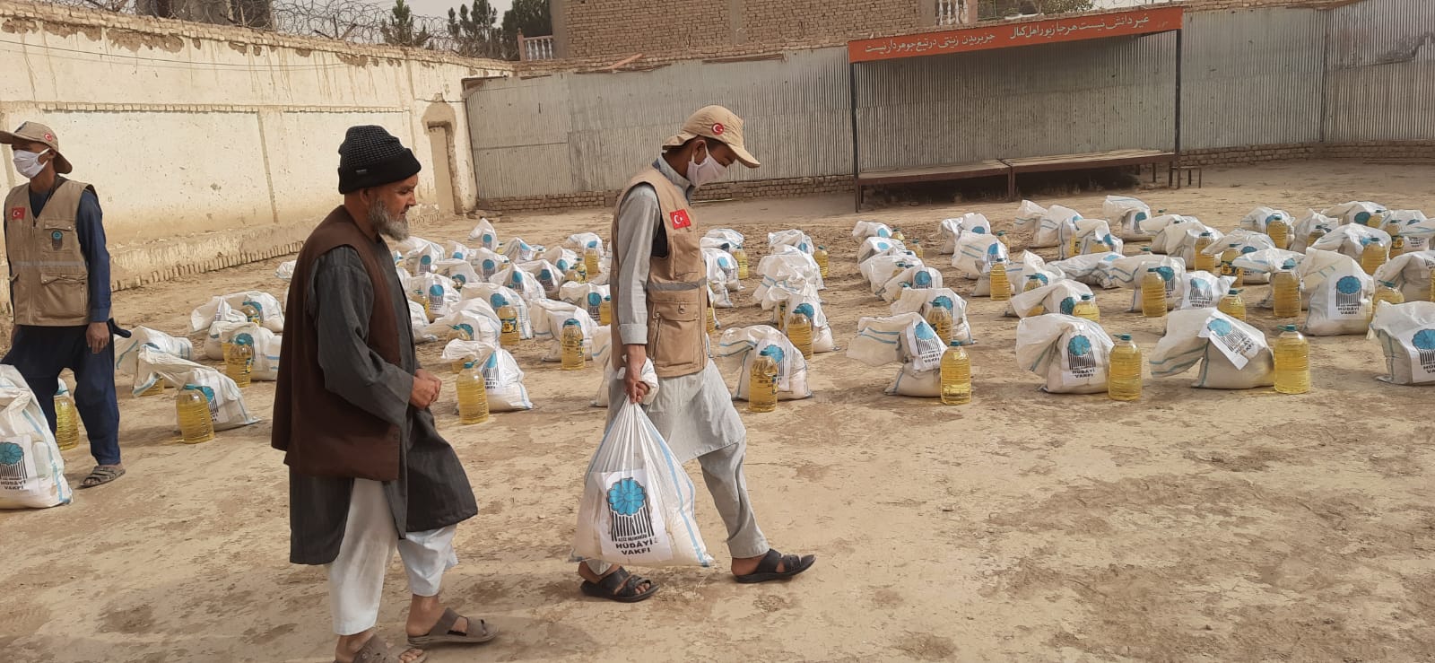 AFGANİSTAN’DA SAVAŞ MAĞDURLARINA GIDA YARDIMLARI ULAŞTIRILDI