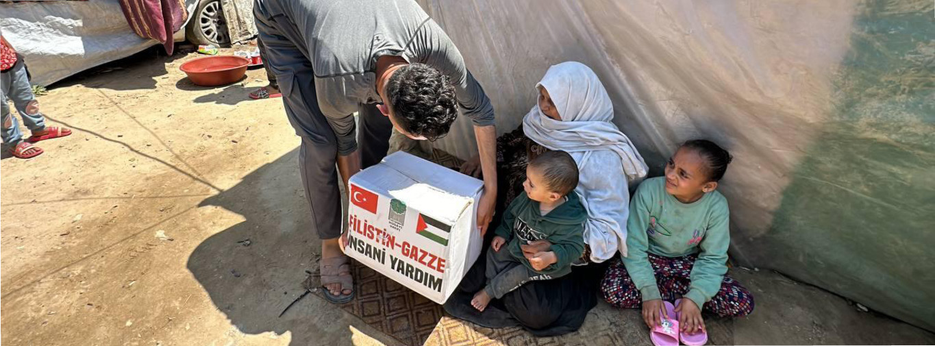 Gazze'de Çadırkentlere Yardımlar Ulaştırılıyor