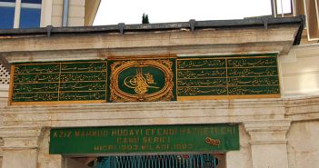 HÜDAYİ VAKFI TANITIM FİLMİ – HÜDAYİ KAPISINDAN SAYGI İLE…