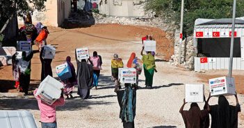 SOMALİLİ KARDEŞLERİNİN YARALARINI SARMAYA DEVAM EDİYOR